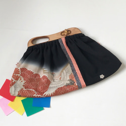 レアなアンティークの留袖をリメイク、レトロな木製の持ち手のバッグ、鶴と松葉模様 4枚目の画像