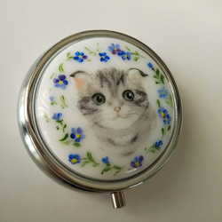 手描き猫のピルケース(忘れな草と耳折れ猫) 2枚目の画像