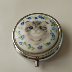 手描き猫のピルケース(忘れな草と耳折れ猫) 3枚目の画像