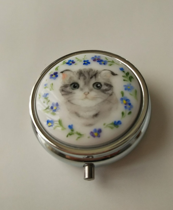 手描き猫のピルケース(忘れな草と耳折れ猫) 3枚目の画像