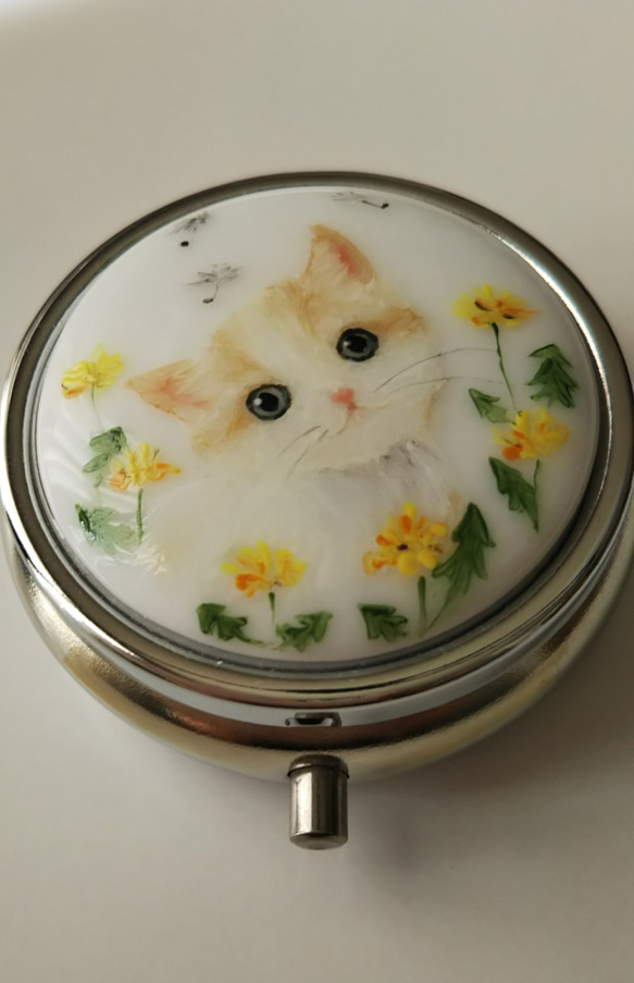 手描き猫のピルケース(タンポポと首かしげ猫) 2枚目の画像