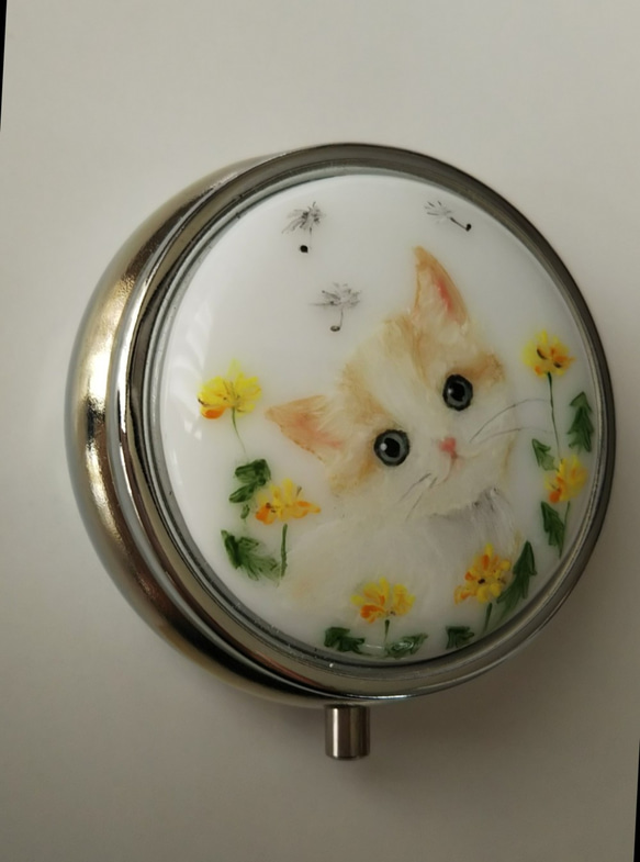 手描き猫のピルケース(タンポポと首かしげ猫) 3枚目の画像