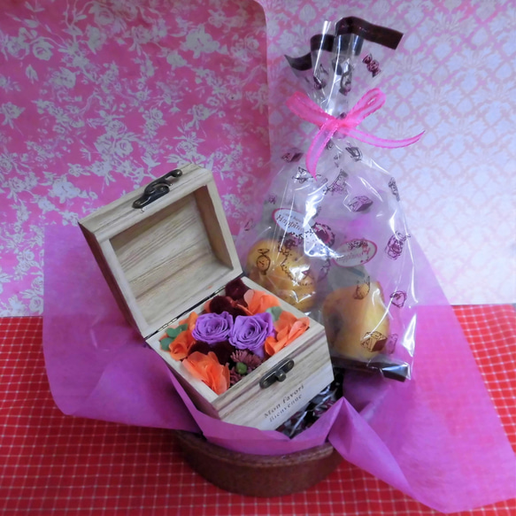 木箱に薔薇のプリザーブドフラワーの秋色アレンジと秋の焼き菓子２袋のギフトセット 1枚目の画像