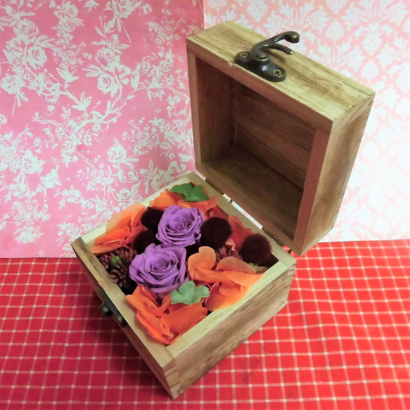 木箱に薔薇のプリザーブドフラワーの秋色アレンジと秋の焼き菓子２袋のギフトセット 5枚目の画像