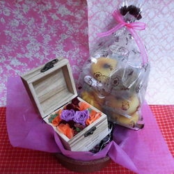 木箱に薔薇のプリザーブドフラワーの秋色アレンジと秋の焼き菓子６袋のギフトセット 1枚目の画像