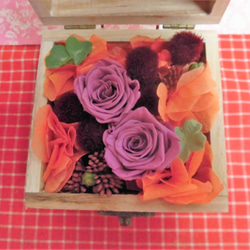 木箱に薔薇のプリザーブドフラワーの秋色アレンジと秋の焼き菓子６袋のギフトセット 3枚目の画像