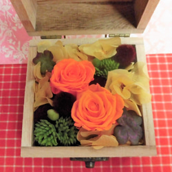 木箱に薔薇のプリザーブドフラワーの秋色アレンジと秋の焼き菓子８袋のギフトセット 3枚目の画像