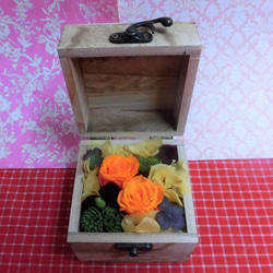 木箱に薔薇のプリザーブドフラワーの秋色アレンジと秋の焼き菓子８袋のギフトセット 4枚目の画像