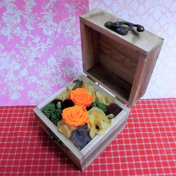 木箱に薔薇のプリザーブドフラワーの秋色アレンジと秋の焼き菓子８袋のギフトセット 5枚目の画像
