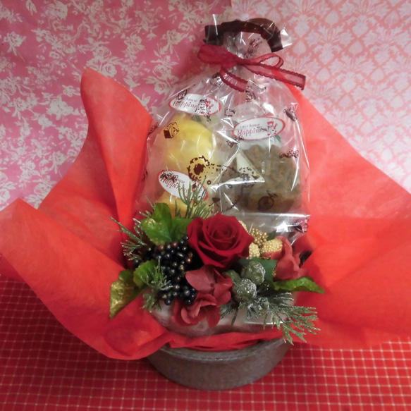 銀縁に輝いた陶器にクリスマスアレンジした薔薇のプリザーブドフラワーアレンジと冬の焼き菓子６袋のギフトセット 1枚目の画像