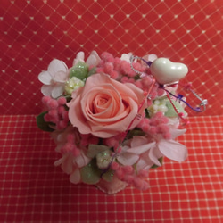 エレガントなハートの陶器にアレンジした薔薇のプリザーブドフラワーとハートの焼き菓子６袋のギフトセット 4枚目の画像