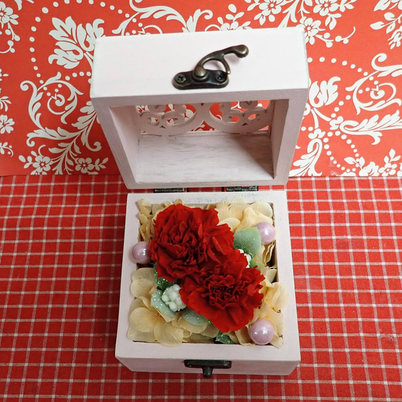 ハート柄の木箱にアレンジしたカーネーションのプリザーブドフラワーと野菜や果物を使った焼き菓子2袋のギフトセット 3枚目の画像