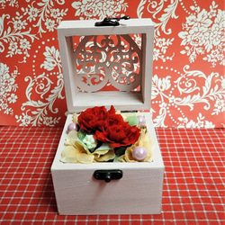ハート柄の木箱にアレンジしたカーネーションのプリザーブドフラワーと野菜や果物を使った焼き菓子2袋のギフトセット 8枚目の画像
