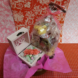 ハート柄の木箱にアレンジしたピンクのカーネーションのプリザーブドフラワーと野菜や果物を使った焼き菓子８袋のギフトセット 1枚目の画像