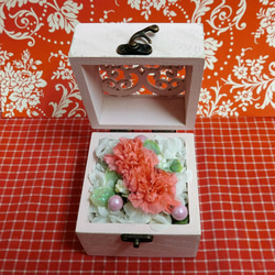 ハート柄の木箱にアレンジしたピンクのカーネーションのプリザーブドフラワーと野菜や果物を使った焼き菓子８袋のギフトセット 3枚目の画像