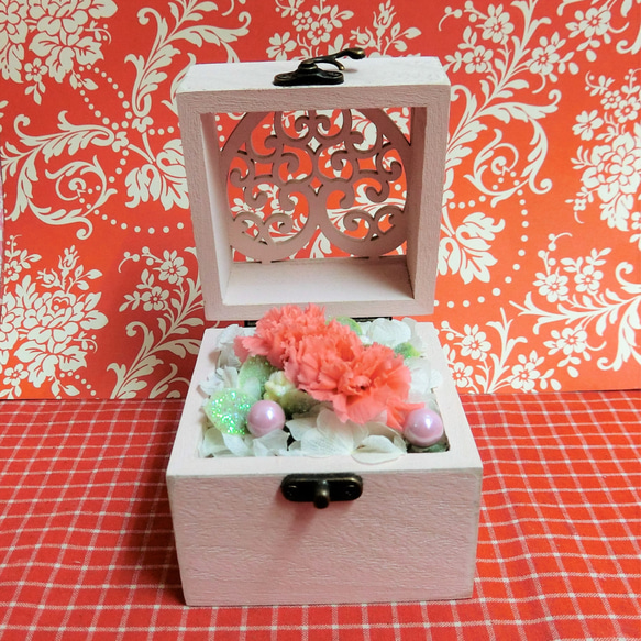 ハート柄の木箱にアレンジしたピンクのカーネーションのプリザーブドフラワーと野菜や果物を使った焼き菓子８袋のギフトセット 6枚目の画像