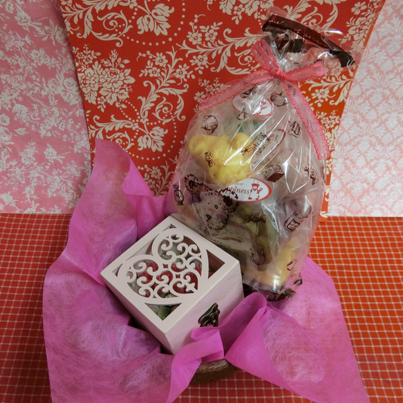 ハート柄の木箱にアレンジしたピンクのカーネーションのプリザーブドフラワーと野菜や果物を使った焼き菓子８袋のギフトセット 8枚目の画像
