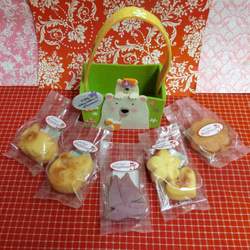 フエルト製夏クマちゃんケース(グリーン）に夏の焼き菓子５袋詰め合わせ♪(*^▽^*) 1枚目の画像