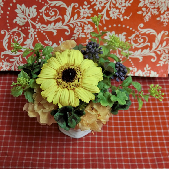 ガーベラのプリザーブドフラワーに四つ葉のクローバーをあしらったアレンジと野菜や果物を使った焼き菓子２袋のギフトセット 8枚目の画像