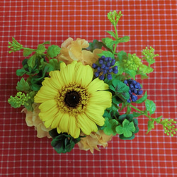 ガーベラのプリザーブドフラワーに四つ葉のクローバーをあしらったアレンジと野菜や果物を使った焼き菓子６袋のギフトセット 5枚目の画像