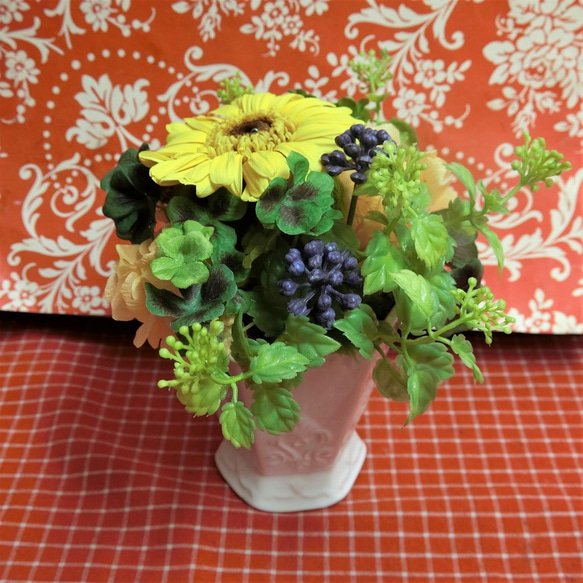 ガーベラのプリザーブドフラワーに四つ葉のクローバーをあしらったアレンジと野菜や果物を使った焼き菓子６袋のギフトセット 6枚目の画像