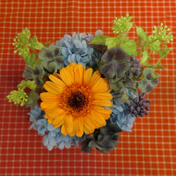ガーベラのプリザーブドフラワーに四つ葉のクローバーをあしらったアレンジと野菜や果物を使った焼き菓子８袋のギフトセット 7枚目の画像