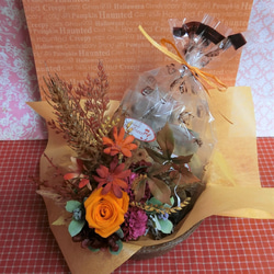 薔薇のプリザーブドフラワーを使った秋色アレンジと秋の焼き菓子６袋のギフトセット 1枚目の画像
