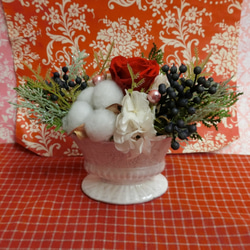 雪に見立てた綿や実物、グリーンを使ったプリザーブドフラワーアレンジと冬の焼き菓子２袋のギフトセット 3枚目の画像