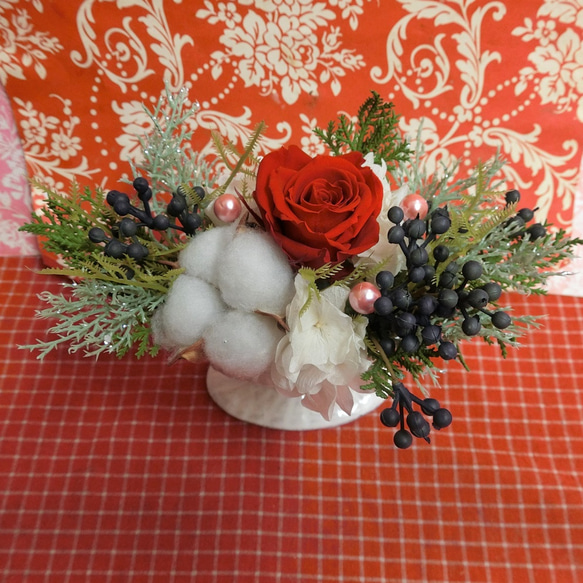雪に見立てた綿や実物、グリーンを使ったプリザーブドフラワーアレンジと冬の焼き菓子２袋のギフトセット 4枚目の画像