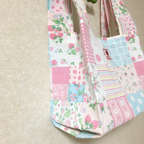 いちごパッチ柄エコバッグ小■コンビニbag　ランチバッグにも！ 2枚目の画像