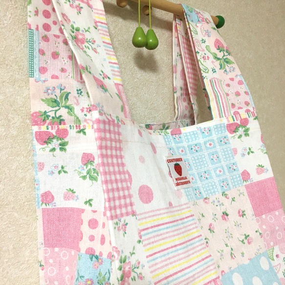 いちごパッチ柄エコバッグ小■コンビニbag　ランチバッグにも！ 3枚目の画像