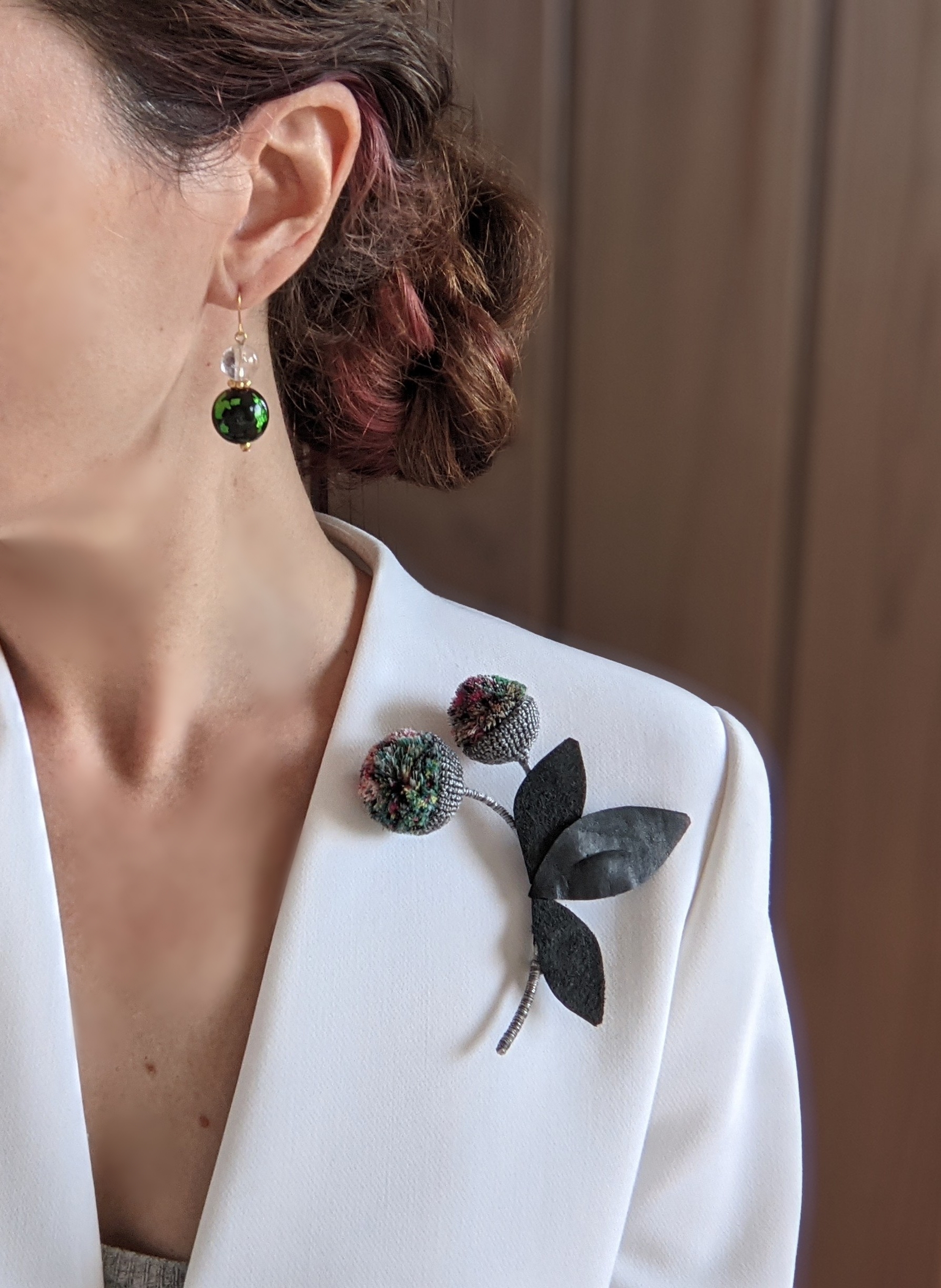 エレガントなどんぐりブローチ