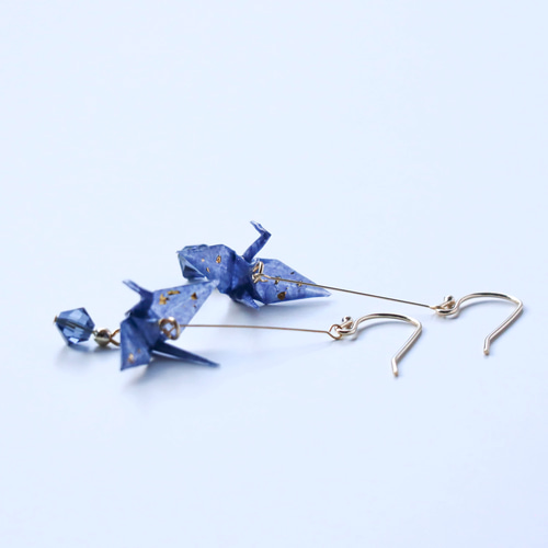 ちゃちゃ２９点～全24柄～和柄の折り鶴ピアス・イヤリング♪ハンドメイド 楽天市場】ピアス 和風 折り鶴 和紙 折り紙 鶴 黒 和柄 千代紙