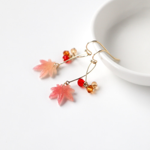 色が変わる＊ 紅葉 もみじ ピアス ピアス（フック・チェーン