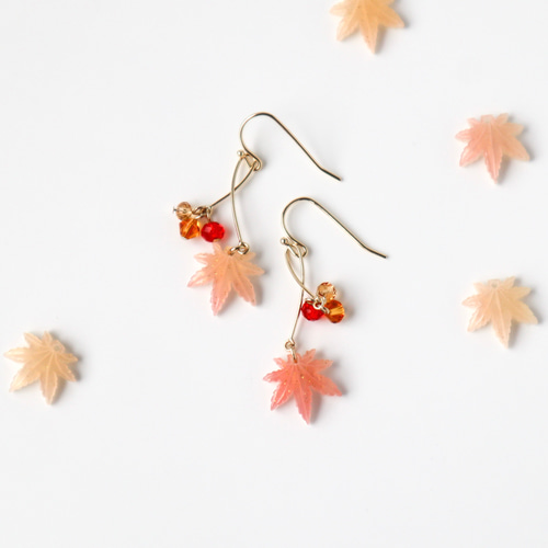 再販❣️秋☆紅葉もみじとどんぐりのピアス❀♫♬ ゆらゆらポンポン ,レオパード♡ 色が変わる＊ 紅葉 もみじ ピアス ピアス（フック・チェーン