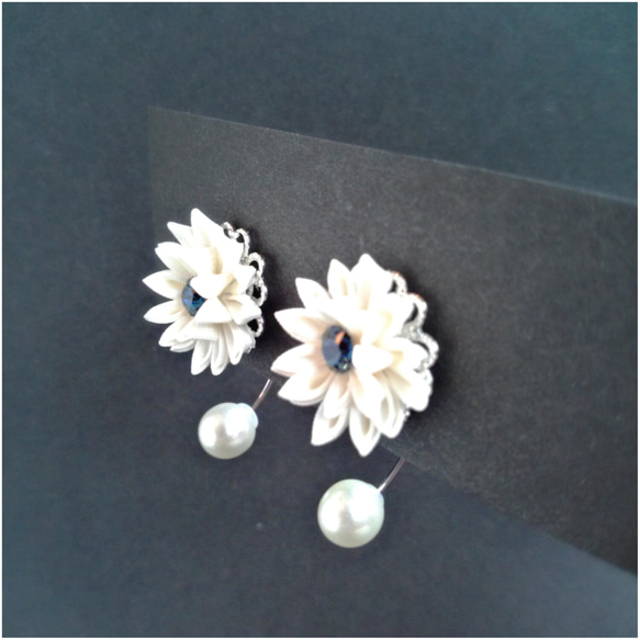 純白の花咲く上品な2wayピアス 2枚目の画像
