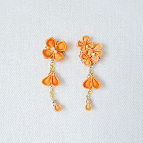 金木犀 つまみ細工のピアス ピアス(スタッド・一粒) Handmade 金木犀 つまみ細工のピアス ピアス(スタッド・一粒) Handmade