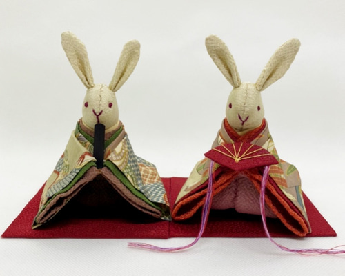 おばあちゃんのハンドメイド　刺繍アンティーク着物　うさぎ人形　お雛様にも アンティーク着物のうさぎの雛飾り 趣あるお着物だからこそ どの角度