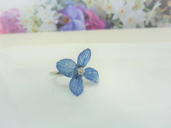 紫陽花の可憐なリング■青■アジサイ４枚花弁■スワロフスキー使用 1枚目の画像