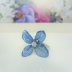 紫陽花の可憐なリング■青■アジサイ４枚花弁■スワロフスキー使用 3枚目の画像