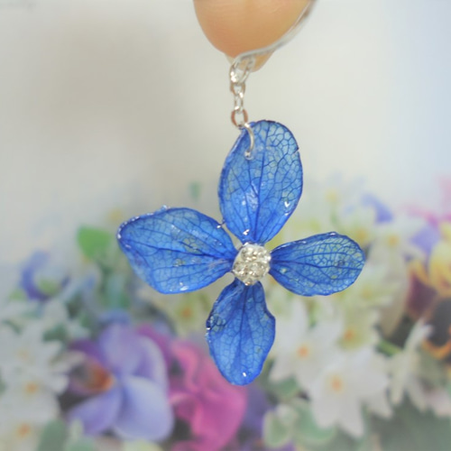 紫陽花の可憐なピアス□青□アジサイ4枚花弁□スワロフスキー使用 