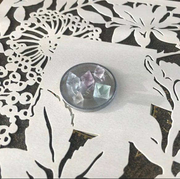 【再販】蛍石 フローライト 世界の小さすぎる八面体7粒セット 4枚目の画像