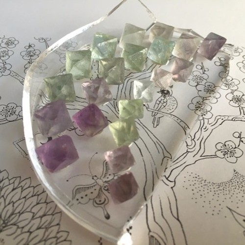 蛍石 フローライト 八面体の虹標本a 天然石 春雨 通販 2553309｜Creema