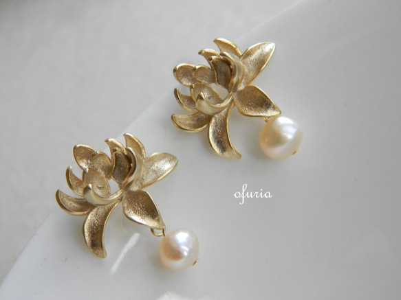 gold　flower　ピアス（ロータス） 1枚目の画像