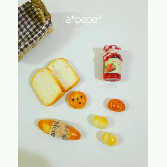 ミニチュアフード☆朝食パンバスケット☆ジャム付き 2枚目の画像