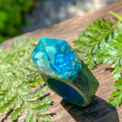 オールグリーンのエメラルドの海の指輪 ウッドレジン リング