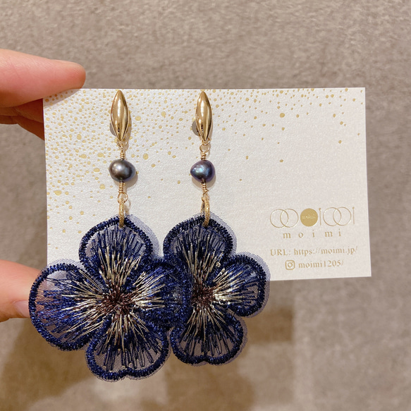 刺繍アクセサリー/「パンジーの香り」ピアス/イヤリング  ネイビー 2枚目の画像