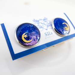 幻想的な月夜のカフスボタン　ロイヤルブルー×オーロラ　シルバー金具 1枚目の画像
