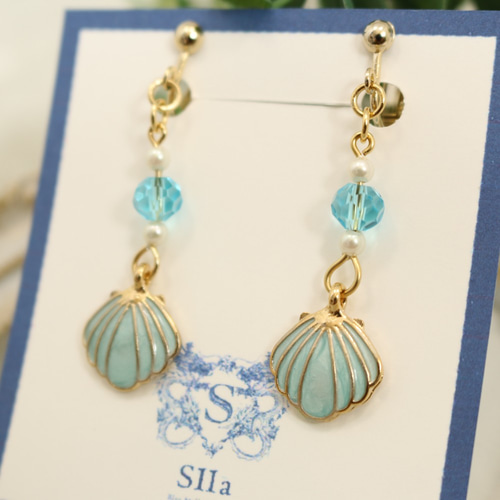 ガラスビーズと貝殻のイヤリング スカイブルー ゴールド金具
