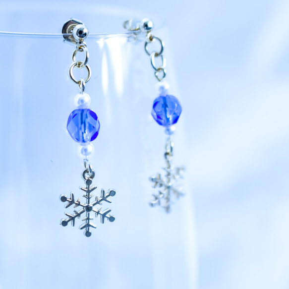 チェコガラスと青い雪の結晶ピアス　サファイア　イヤリング変更可能 3枚目の画像